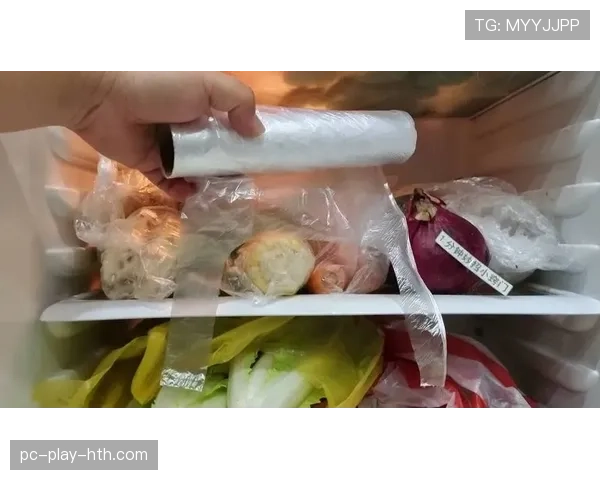 冯彦哲今天拎着奢牌袋子去买菜，隔壁大妈看了都懵了